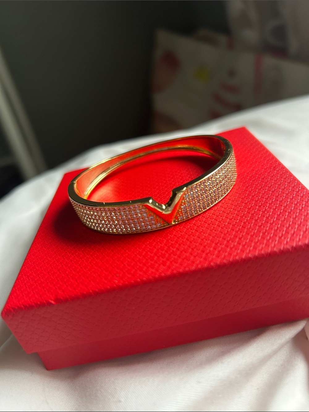 Gold Pavé V-Accent Bangle Bracelet - Gold
